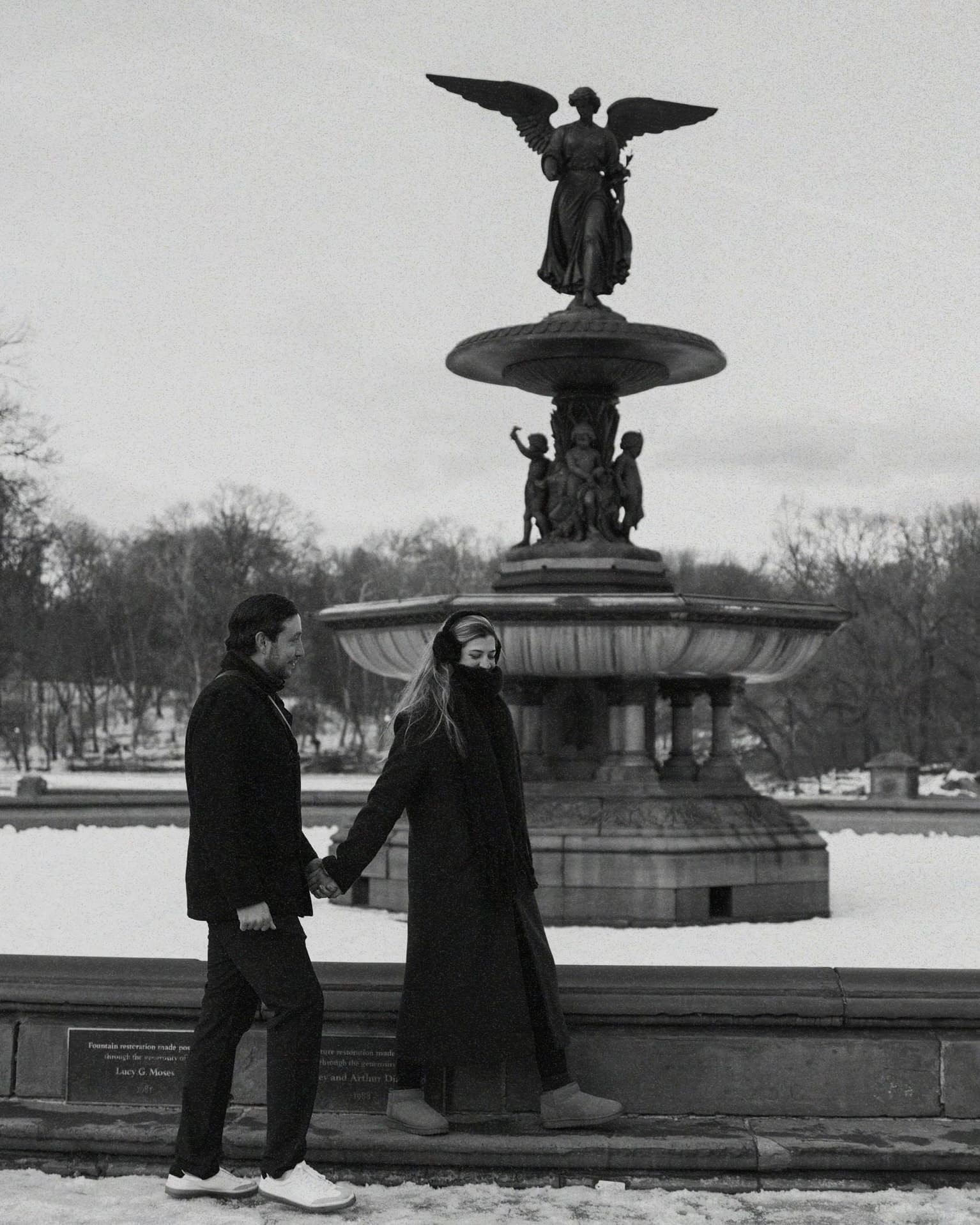 Nati y Sebas caminando juntos frente a la fuente Bethesda